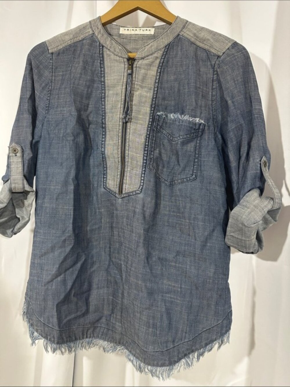 Trina Turk Chambray Top Size M Lyocell Linen Frayed Hem Half Zip Blouse - Picture 6 of 9